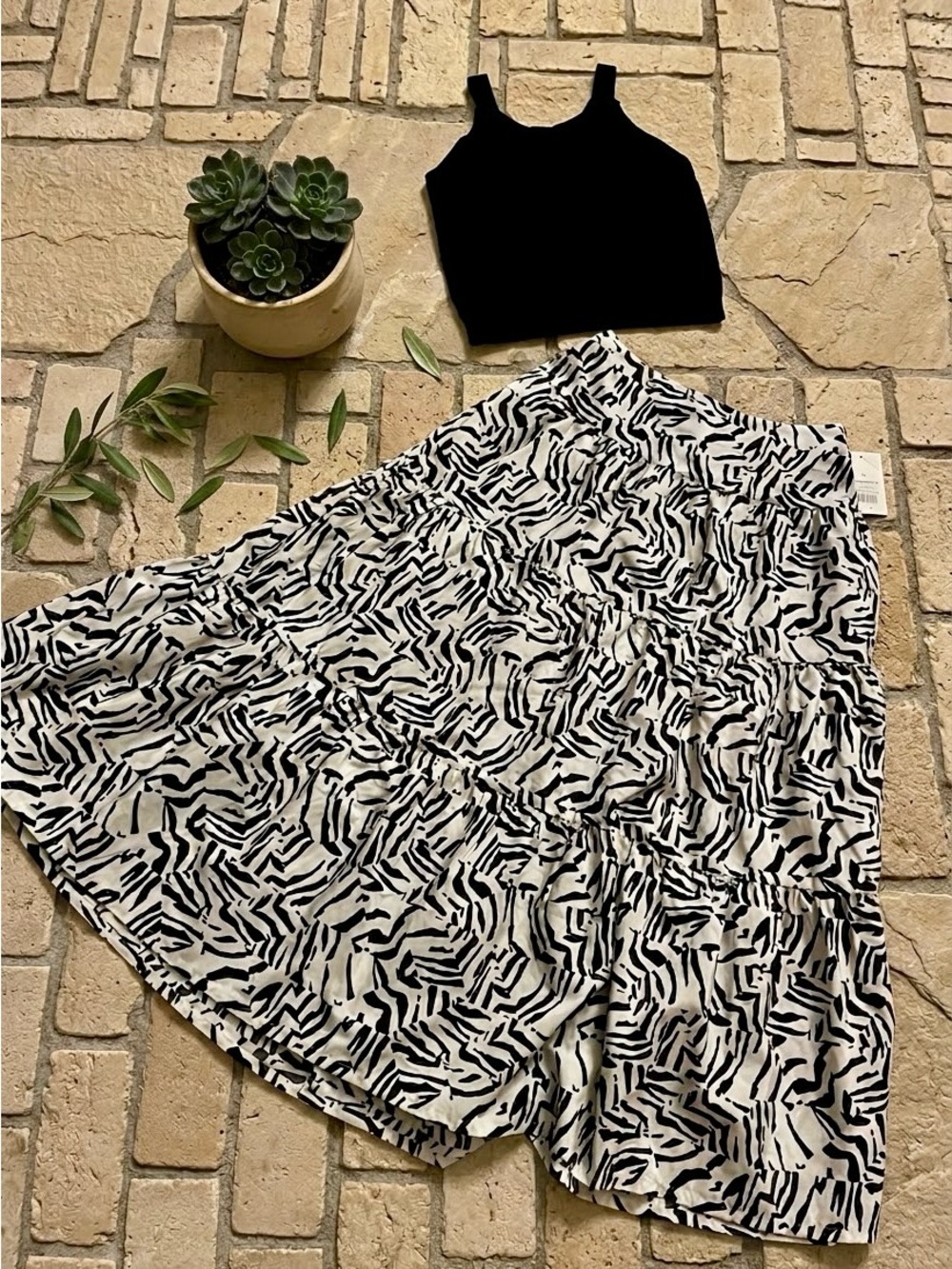 NWT A New Day 2PC Women’s Black & White Printed Tiered Skirt & V Neck Tank SZ M